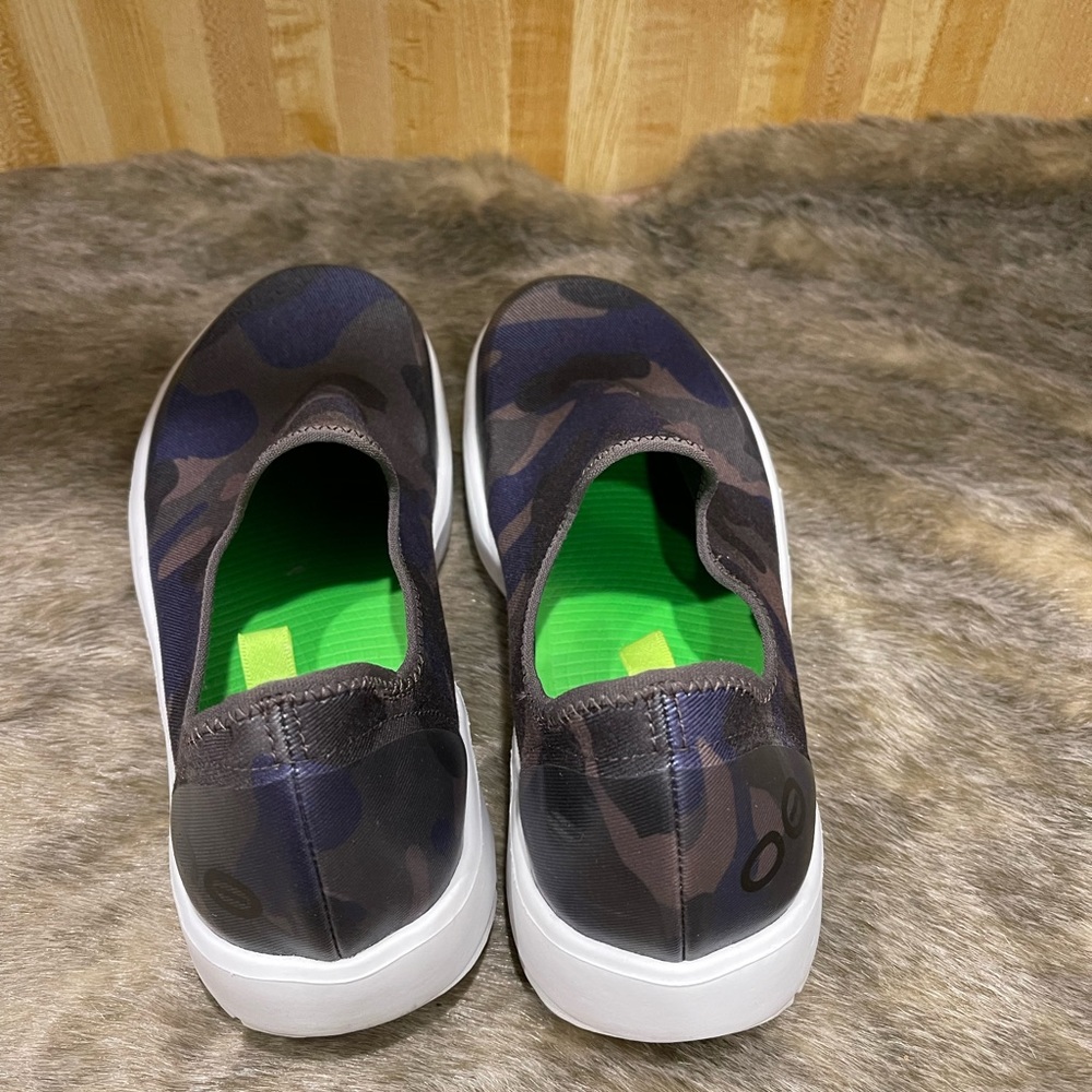 OOFOS OOmg eeZee Camo Slip-On Sneaker In Purple Camo - Picture 3 of 7